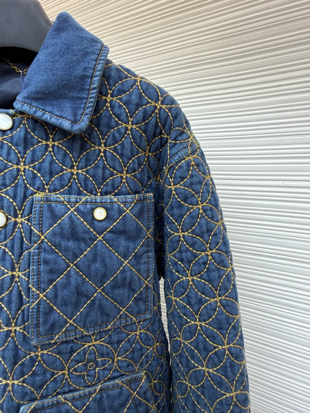 LOUIS VUITTON coin embroidered lapel denim cotton jacket ●Original version: purchased and developed by 22589 ●Item number: 1682368-D45 ●Fabric: cotton fabric ●Technology: embroidery production ●Color: blue ●Version: fitted version ●Weight: about 1725 grams ●Size: 44-46-48-50 ●Description: Based on denim fabric, this product breaks through the rough frame of traditional work jackets and achieves functional upgrades through built-in quilting and full-width quilting processes. The outer layer is made of high-quality denim, which is washed to give it a retro texture and soft touch; it is filled with polyester fiber filler, which is light, fluffy and has good warmth retention. It retains the texture of denim while maintaining softness, and is combined with the quilted cotton layer to balance warmth and stiffness. The core technology lies in full-width quilting: precise stitching is used to fix the filling and fabric to form a concave and convex three-dimensional pattern. The quilting stitching not only fixes the filling to avoid shifting, but also cleverly outlines the Dandy Monogram pattern, and gives the jacket a unique texture level. The logo is transformed into a three-dimensional texture to achieve the unity of functionality and decoration. The overall wiring is straight and delicate, the fabric is comfortable and soft, and the color is consistent without color difference. It can be matched with the same style to create a fashionable look and control various occasions. Customized accessories, complete with three standards, same style for men and women!